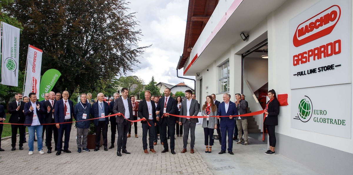 Il momento del taglio del nastro durante l'inaugurazione del Full Line Store sloveno di Maschio Gaspardo